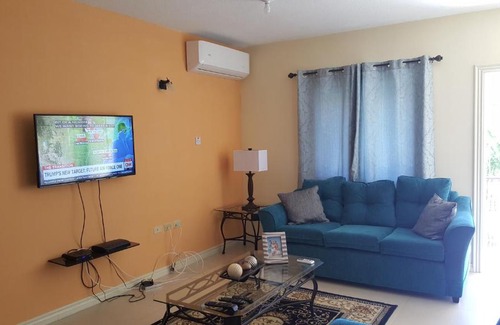 Beverly Hills Apartment | Apt 12, Executive Suites JA - Palms