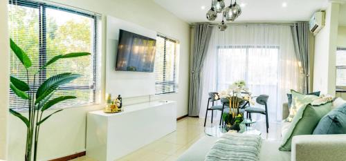 Greater Johannesburg Metropolitan Area Apartment | Apt 2 Bed in Stunning Golf Estate