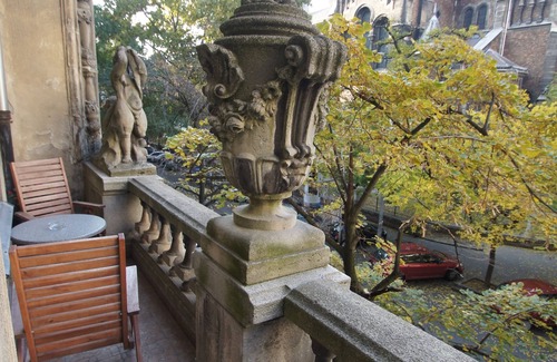 Belso-Ferencvaros Apartment | Apt Andrei: Elegance & Grace in the Café District - PRE/POST CRUISE SPECIALS