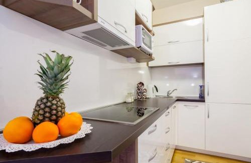 Rozino Apartment | Apt "Budva" with Sea View and Garage Parking
