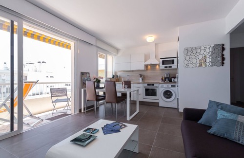 Cros-de-Cagnes Apartment | APT FRONT BEACH, TERRACE, ELEVATOR, AIR CONDITIONING, WIFI, FREE PRIVATE PARKING