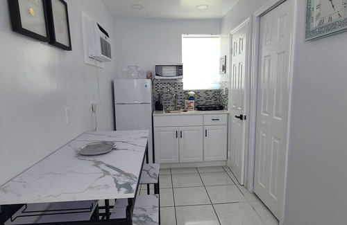Boulevard Heights Apartment | Apt Hollywood Fl close to Hard Rock Stadium and Hard Rock Casino Guitar Hotel