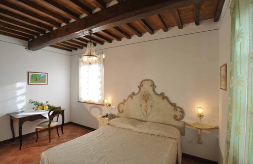 Camucia House | Apt in 19th century farmhouse near Cortona, pool, garden and beautiful views