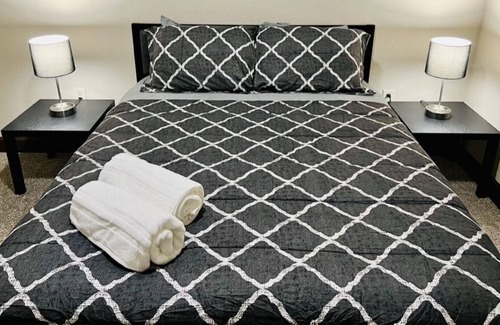 Grogan's Mill Apartment | Apt Walkable to Towncenter/ FREE Park/ Pool/ Gym