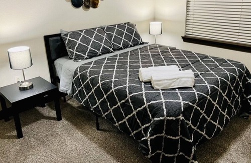 Grogan's Mill Apartment | Apt Walkable to Towncenter/ FREE Park/ Pool/ Gym