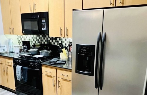 Grogan's Mill Apartment | Apt Walkable to Towncenter/ FREE Park/ Pool/ Gym