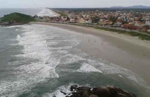 Enseada Apartment | Apto 3 quartos, 12 pessoas, ar, wifi, prox 3 praias.