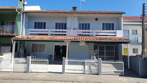 Enseada Apartment | Apto 3 quartos, 12 pessoas, ar, wifi, prox 3 praias.