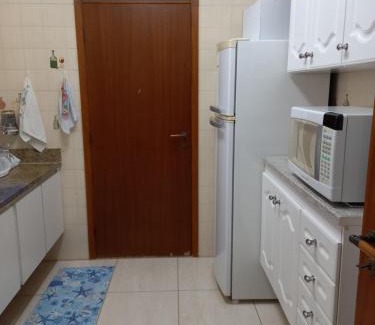Jardim Praiano Apartment | Apto 6 pessoas - Ar e Wi-Fi - praia da Enseada - Guarujá