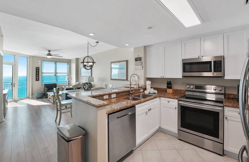 Panama City Beach Condo | Aqua 1710 Gulf Front Master and Beach Service included!