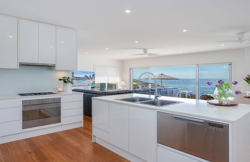 Kiama Downs House | Aqua - views over Jones Beach