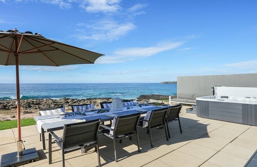 Kiama Downs House | Aqua - views over Jones Beach