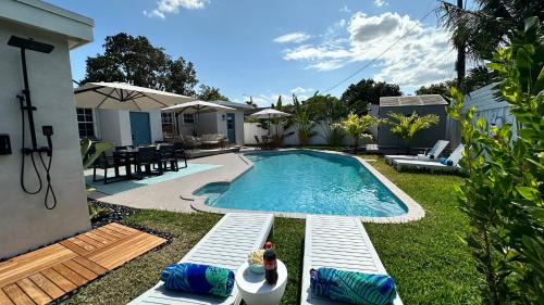 Edgewood Villa | AQUAMARIA HOME - complete duplex villa with saltwater pool, perfect for groups