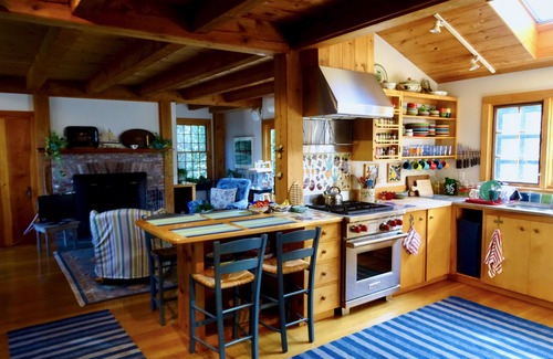 Aquinnah House | Aquinnah Skye Ln:Private Custom Post & Beam,Walk to Beach,Water View,Central A/C
