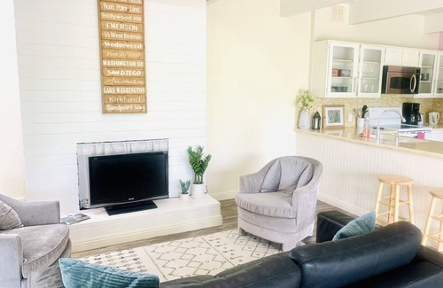 Sunset House | Arboretum 1BR Retreat - Walk to River Trail
