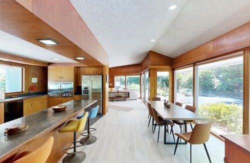 Sylvan-Highlands House | Arboretum Retreat