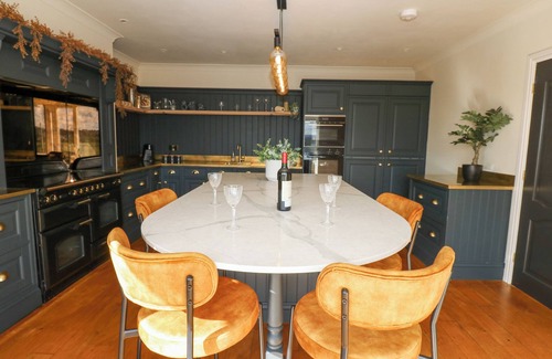 Durham House | ARBOUR HOUSE FARM BUNGALOW, pet friendly, with hot tub in Durham