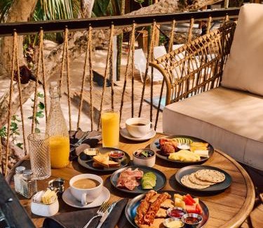 Antoneys Cay Hotel | Arca