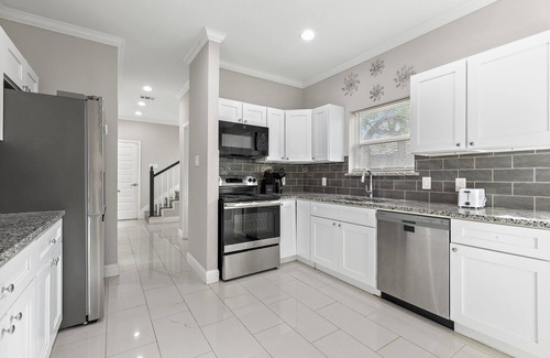 West Dallas House | Arcade games + Foosball Table + 10 mins to DT + Dart + 16+ People Luxury Retreat