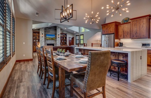 Pioneer Trail House | Arcades, Sauna, Spa, Pool Table, Dreamy Chefs Kitchen: The Lodge
