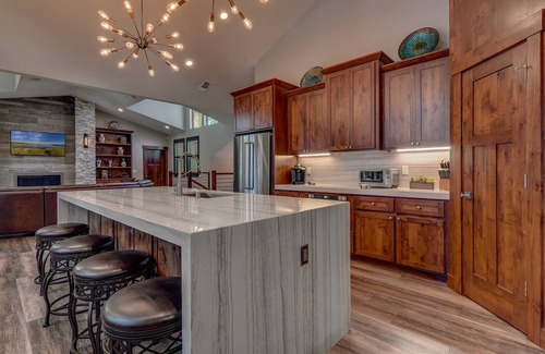 Pioneer Trail House | Arcades, Sauna, Spa, Pool Table, Dreamy Chefs Kitchen: The Lodge