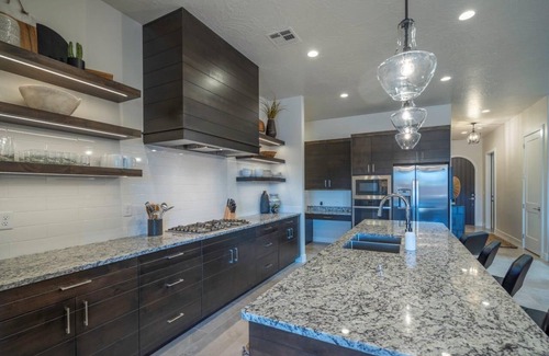 Santa Clara House | Arcadia 46 🌺 PRIVATE Fire Pit + Hot Tub! Arcade * Air Hockey * Sleeps 27