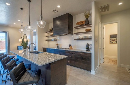 Santa Clara House | Arcadia 46 🌺 PRIVATE Fire Pit + Hot Tub! Arcade * Air Hockey * Sleeps 27