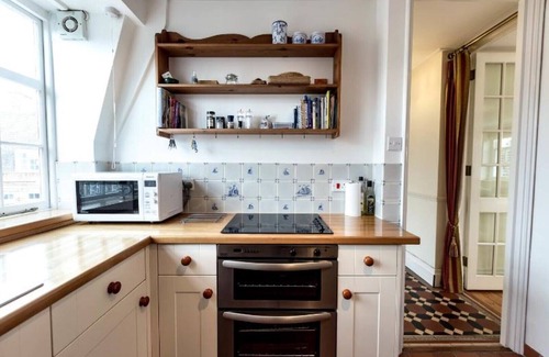 St. Mary's Park Apartment | Archer on Thames Battersea holiday apartment with internet access, TV and DVD