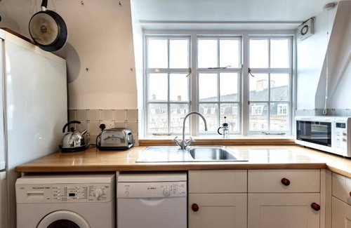 St. Mary's Park Apartment | Archer on Thames Battersea holiday apartment with internet access, TV and DVD