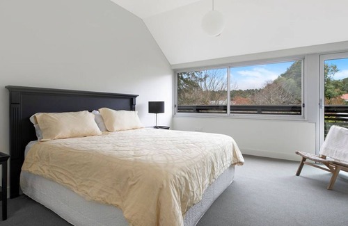 Burrawang House | Architect designed contemporary home in the heart of Burrawang Village