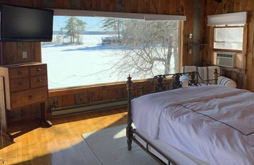 Moultonborough House | Architectural beach getaway on Lake Winnipesaukee
