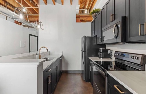 Downtown St. Louis Apartment | Archview Riverfront Loft – Walk to Stadium, Conventions & Casino - Gated Parking