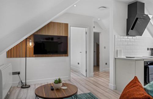 Swindon Apartment | Archway Haven - 2 min from Station - Free Parking - Courtyard
