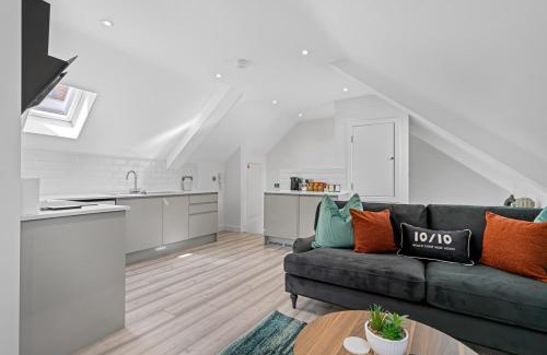 Swindon Apartment | Archway Haven - 2 min from Station - Free Parking - Courtyard