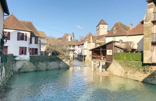 Salies-de-Bearn Apartment | Arcolan T2 meublé équipé 55m2