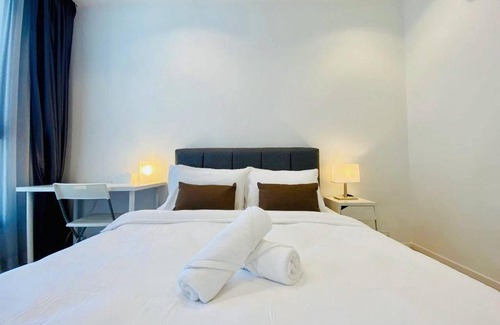 Mont Kiara Apartment | Arcoris Mont Kiara 1 to 5 pax Minimalist Modern Netflix