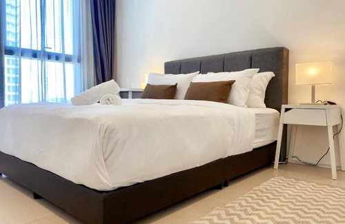 Mont Kiara Apartment | Arcoris Mont Kiara 1 to 5 pax Minimalist Modern Netflix