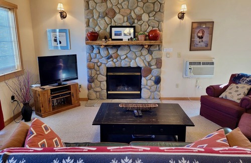 Winthrop House | Arctic Dream-Sleeps 8, Close to Downtown Winthrop and Ski Town Trailhead!