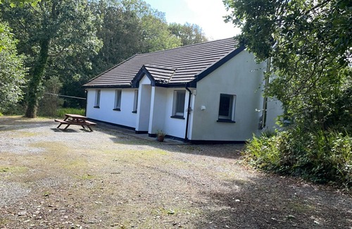 Ardnatrush Cottage | Ardnagashel Est No 8 - a two story that sleeps 6 guests in 3 bedrooms