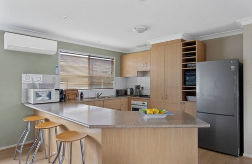 Newhaven House | Area 51 by Ready Set Stay - Close to the Beach & Pet Friendly