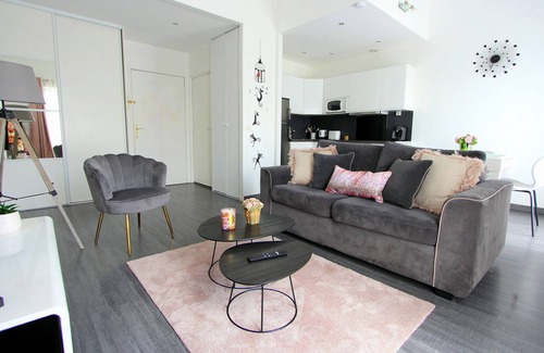 Serris Apartment | ARIANE1 opposite RER Val d'Europe, 5mn from Disneyland