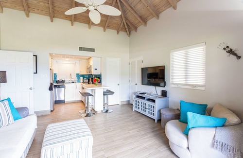 West End Apartment | ARIBA - stylish condo w/ocean views, walk to beach & restaurants in Long Bay
