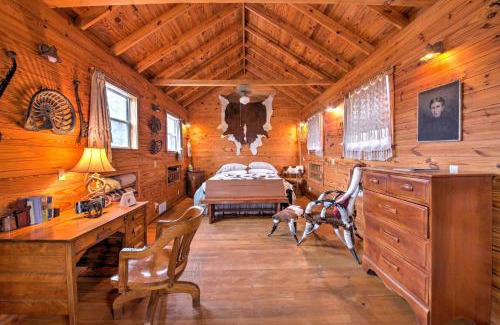 Fredericksburg House | Ark Bunkhouse Fredericksburg Hideaway with Hot Tub