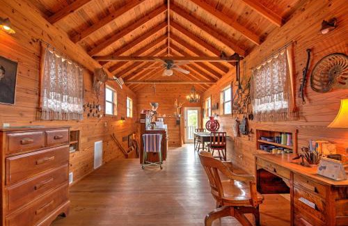 Fredericksburg House | Ark Bunkhouse Fredericksburg Hideaway with Hot Tub