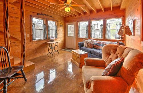 Fredericksburg House | Ark Bunkhouse Fredericksburg Hideaway with Hot Tub