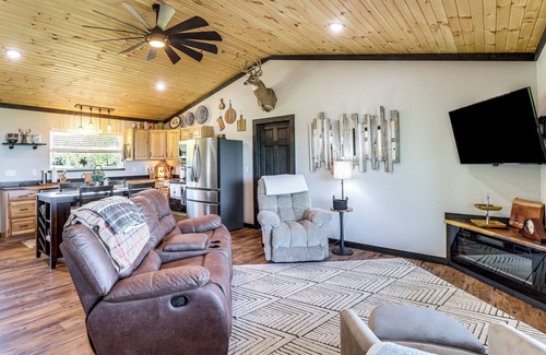Jasper Cabin | Arkansas Retreat w/Deck, Fire Pit & Mtn Views!