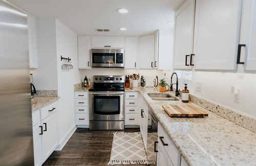 Arlington Park House | ARLI HAUS. Elevated Sarasota Vacation. Hot Tub, 4BR, 2 Kings, 5mi to the beach