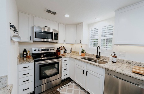 Arlington Park House | ARLI HAUS. Elevated Sarasota Vacation. Hot Tub, 4BR, 2 Kings, 5mi to the beach