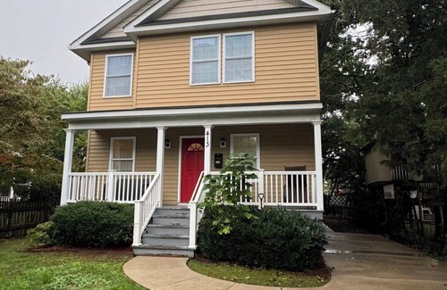Arlington Heights House | Arlington | Lower Suite | Center | Efficiency