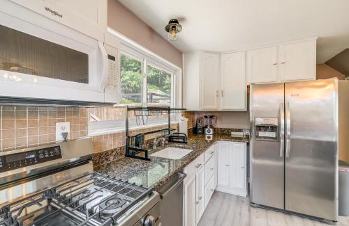 Arlington House | Arlington Townhome with Furnished Patio!